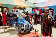 Carica l'immagine nel visualizzatore di Gallery, Regula Tschumi - Buried in Style. Artistic Coffins and Funerary Culture in Ghana