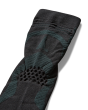Carica l'immagine nel visualizzatore di Gallery, ROA Bones Logo Q-skin Technical Crew Socks