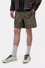 Carica l'immagine nel visualizzatore di Gallery, Carhartt WIP Travon Short Duck Feather Print, Cypress / Black