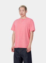 Carica l&#39;immagine nel visualizzatore di Gallery, Carhartt WIP S/S Duster Script T-Shirt WIP Charm Pink (garment dyed)