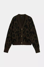 Carica l&#39;immagine nel visualizzatore di Gallery, Carhartt WIP W&#39; Merton Cardigan Camo Leo Jacquard, Tamarind